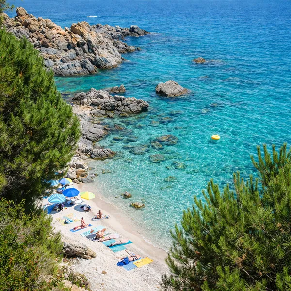 Petite crique de Pietragrande aux eaux turquoise entourée de rochers de granit en Calabre