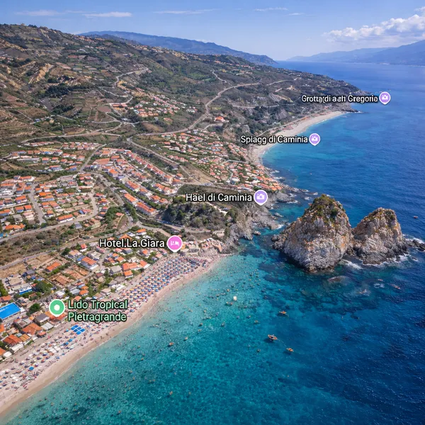 Vue aérienne de Pietragrande et de la côte ionienne près de Soverato avec les rochers et les plages