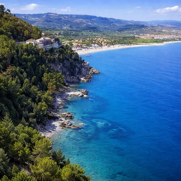 Falaises boisées et mer bleu profond le long de la côte ionienne près de Pietragrande en Calabre