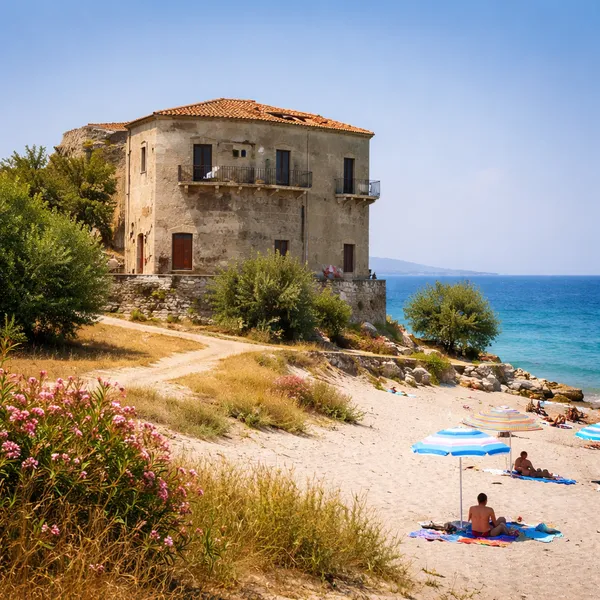 La Torre San Antonio dominant la plage de marina di Santa Caterina dello Ionio en Calabre