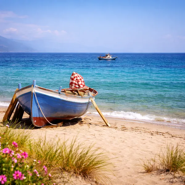 Barque de pêche traditionnelle sur la plage de marina di Santa Caterina dello Ionio face à la mer Ionienne
