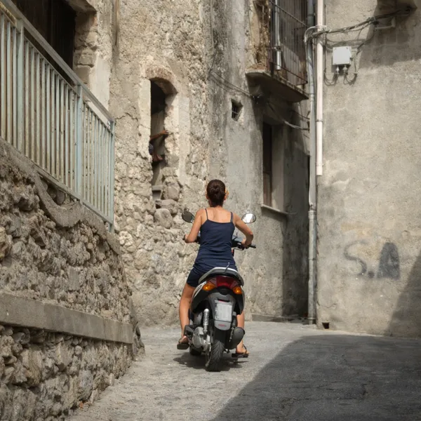 Scooter circulant dans une ruelle en pierre de Santa Caterina Superiore, village authentique de Calabre