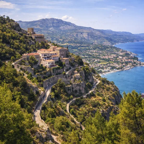Stilo perché sur les Serre calabraises avec panorama sur la côte ionienne et la mer